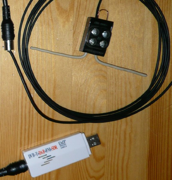 RTL-SDR dongle + custom ADS-B half-wave dipole antenna